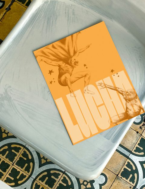 Affiche Lucha orange de La Chapelle posée sur une table carrelée.