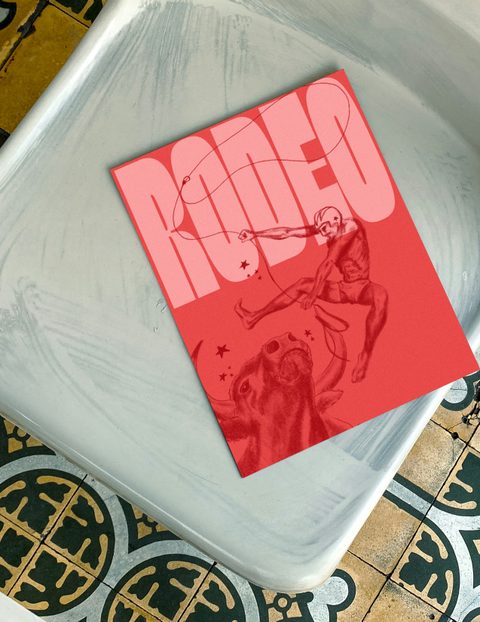 Affiche Rodeo rouge de La Chapelle posée sur une table carrelée.