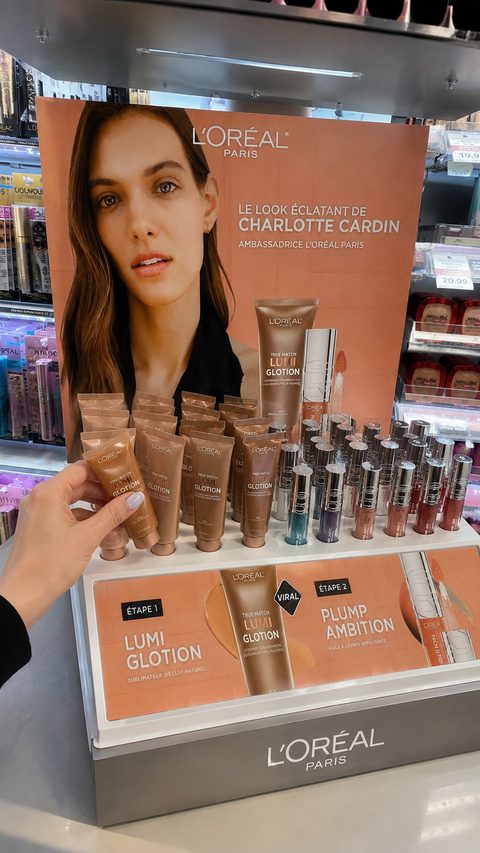Présentoir de comptoir L’Oréal Paris avec visuel de mannequin et produits de teint.