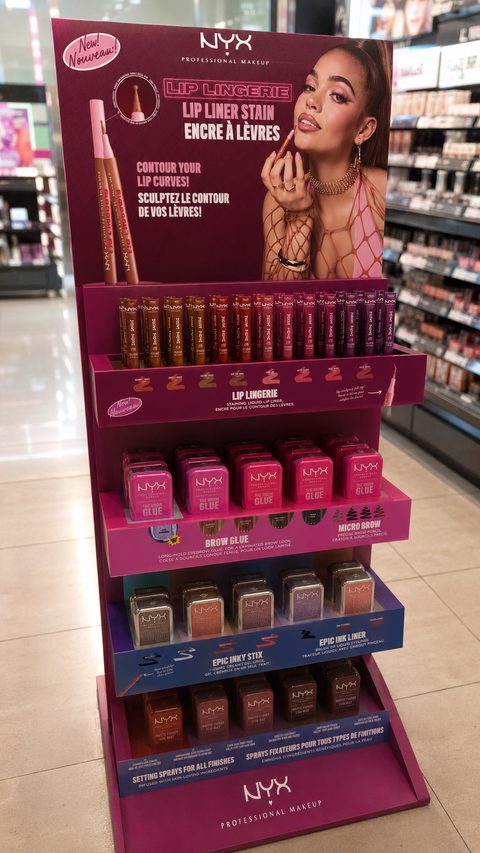Tour de présentation NYX Professional Makeup dans une allée de magasin.