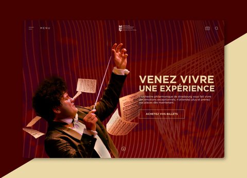 Écran d’accueil « Venez vivre une expérience » avec le chef d’orchestre, des partitions qui volent et un bouton « Achetez vos billets ».