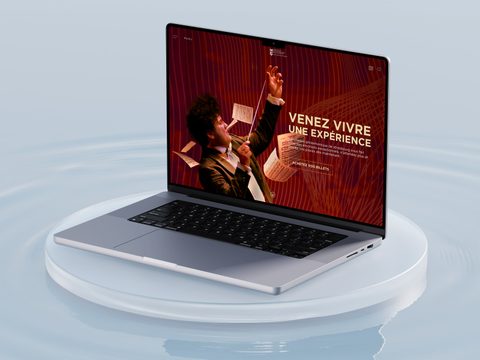 Mise en situation : la landing page affichée sur un ordinateur portable posé sur un socle clair.