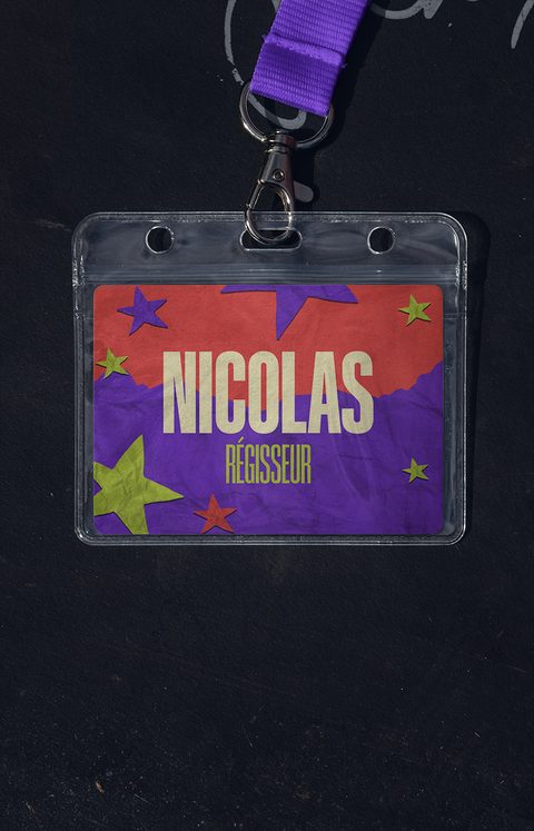 Badge du W.I.M Fest au nom de Nicolas, porté au cou.