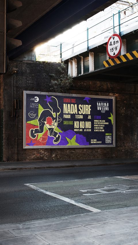 Grand panneau d’affichage du W.I.M Fest sous un pont.